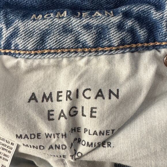 American Eagle SZ 4 LONG Mom Jeans Distressed / Rips Mid-Rise Zip-Fly Whiskered - Picture 10 of 12